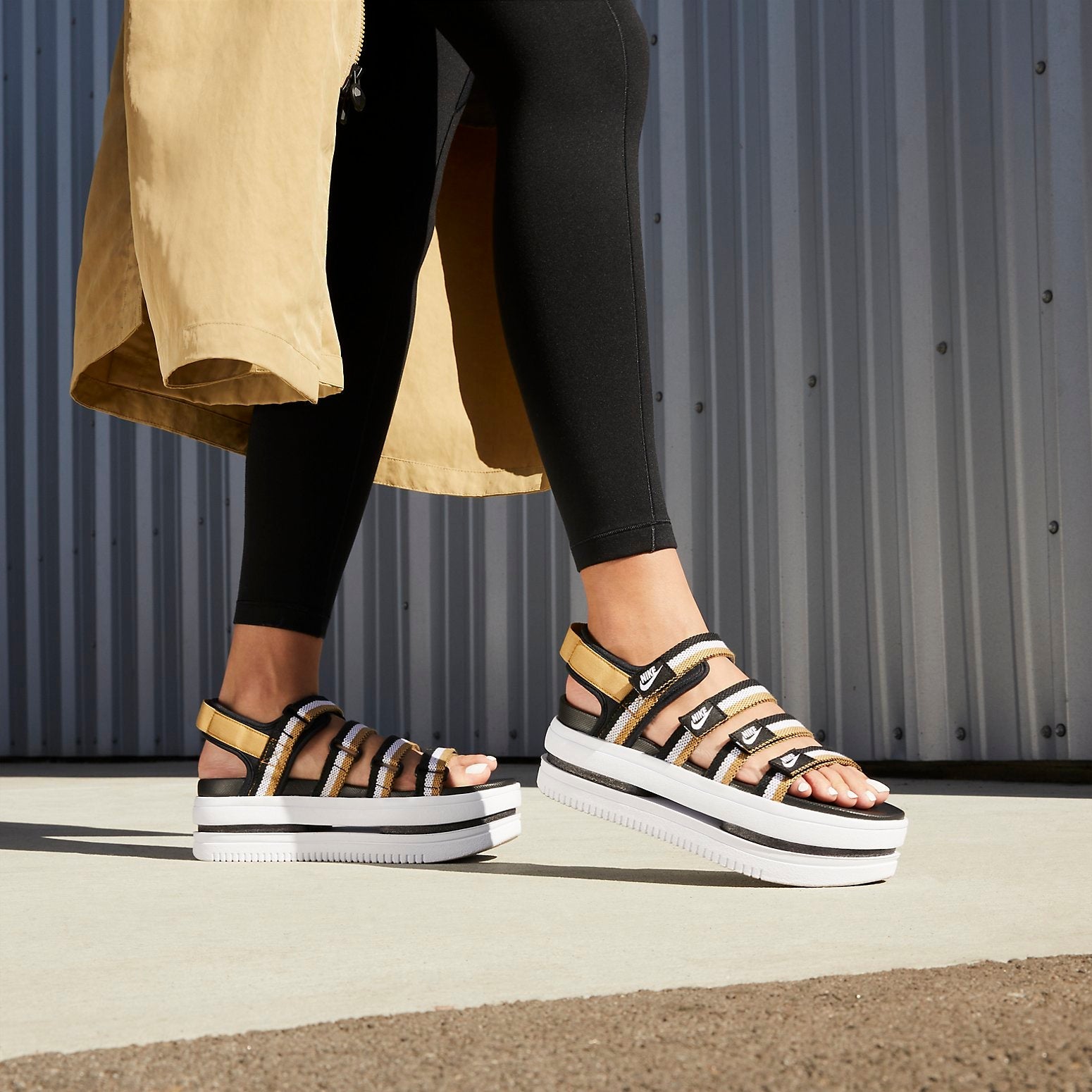 (WMNS) Nike Icon Classic Sandal 'Black Metallic Gold' DH0224-002
