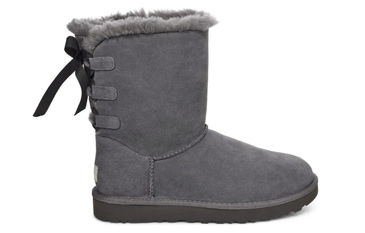 (WMNS) UGG Short Bow Stiefel Fleece Lined Gray 1110706-CHRC