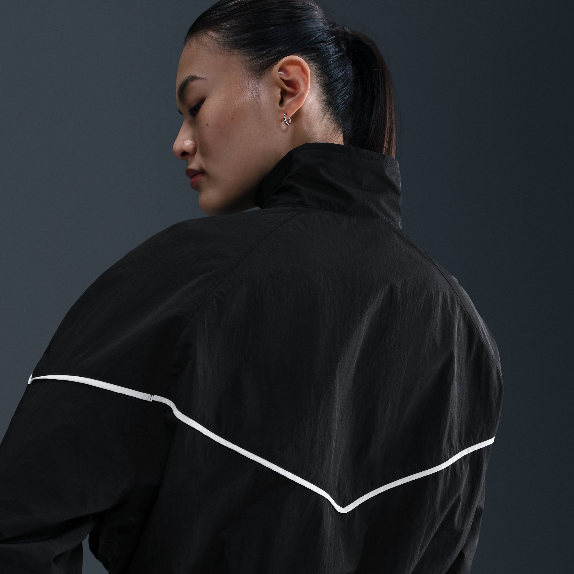 (WMNS) Nike Windrunner Oversized Woven Jacket 'Black Sail' IM8028-010