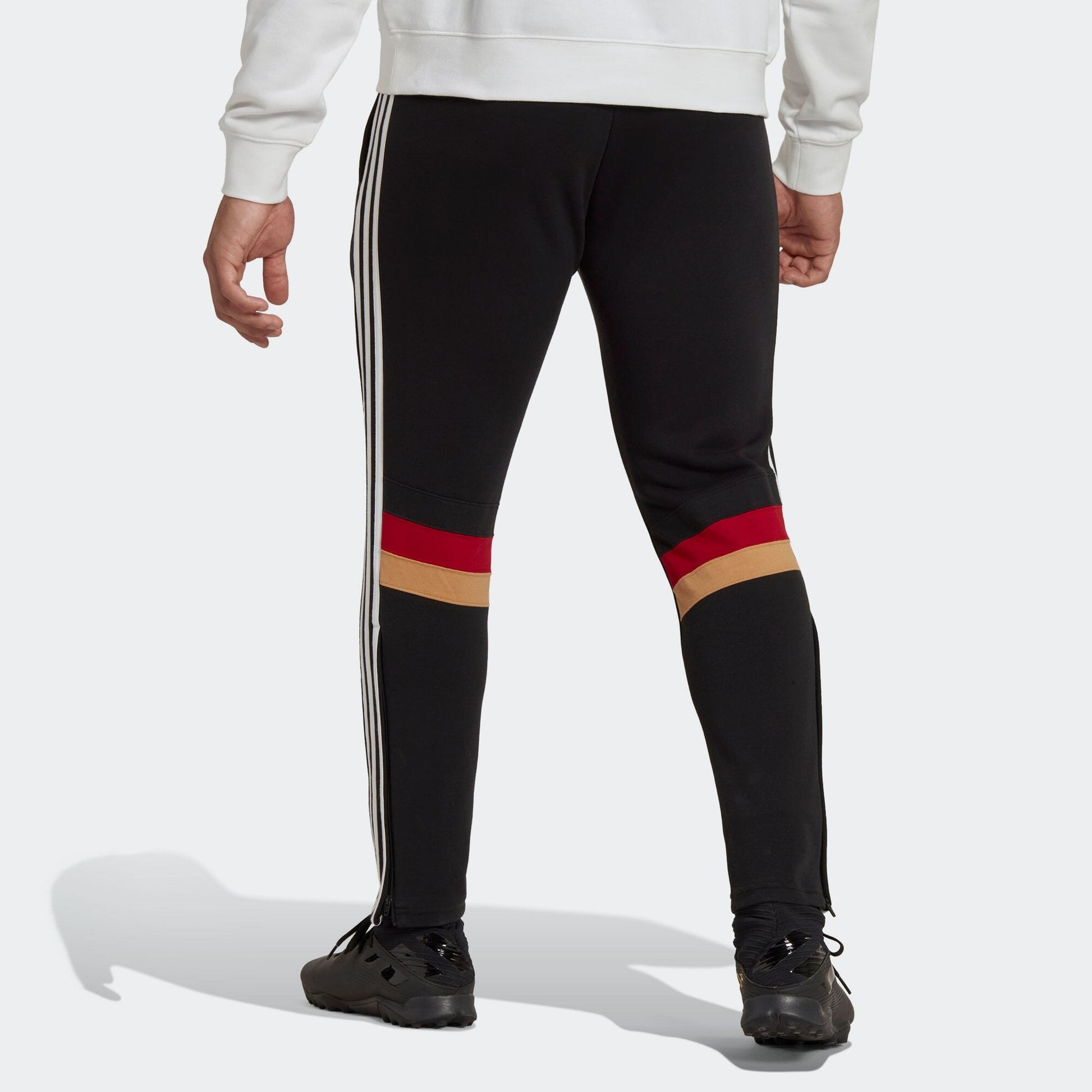 adidas Logo HU1362
