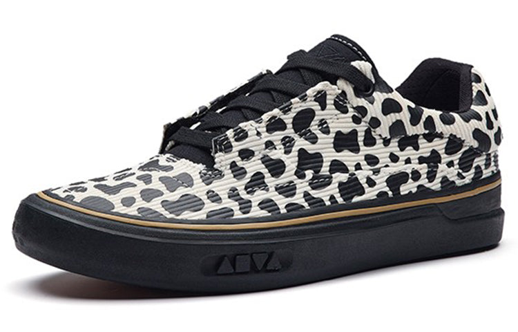 (WMNS) ANTA Attitude Low 'Black White' 122238013-4