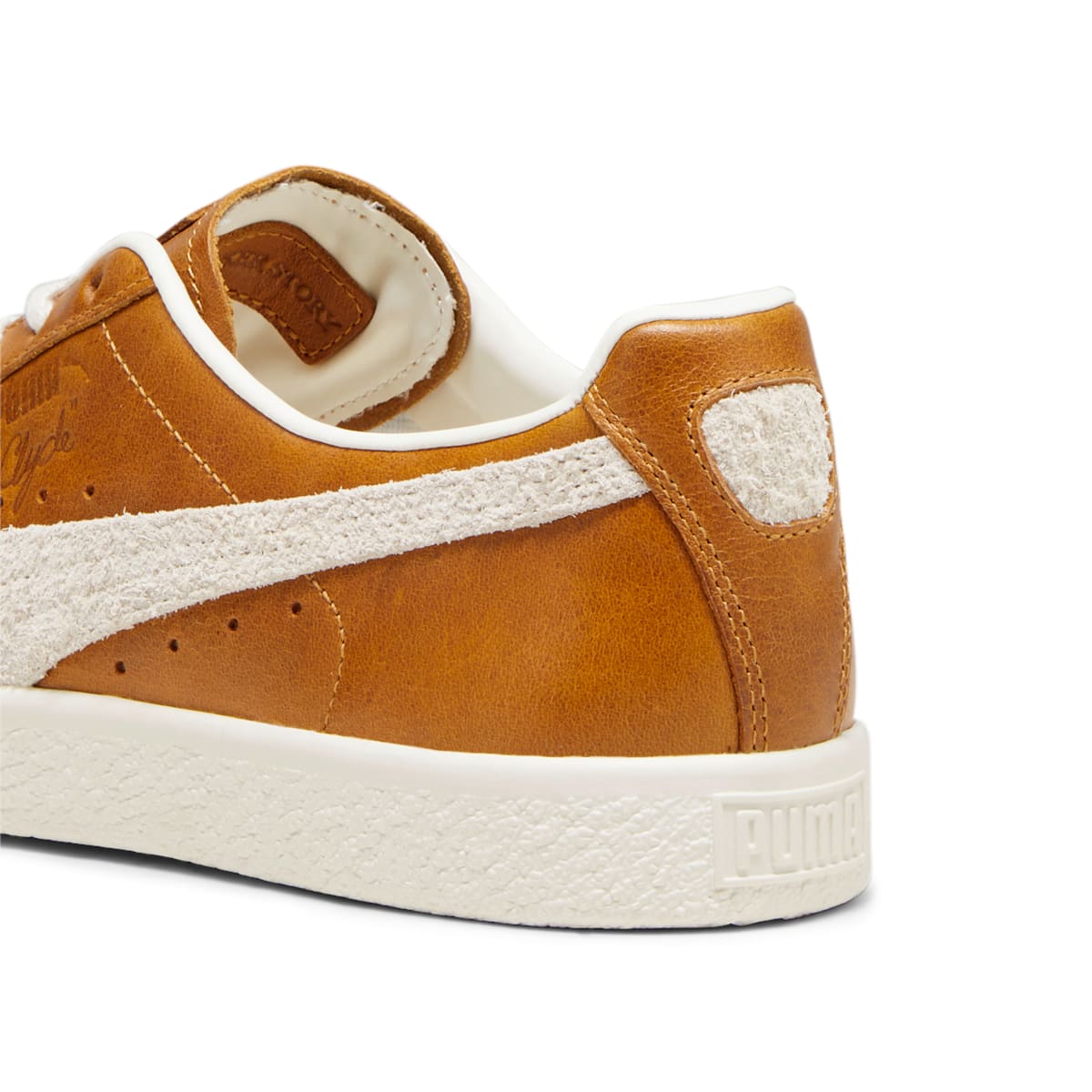 PUMA Clyde 'Paris' 394683-01