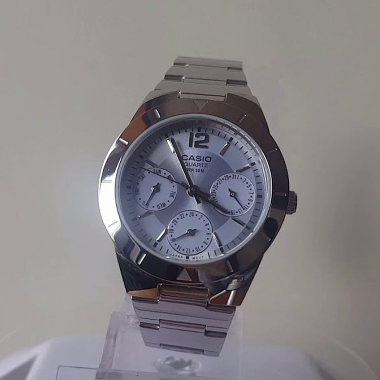 CASIO ue Series Waterproof Quartz 33mm /Blue Silver Analog LTP-2069D-2A