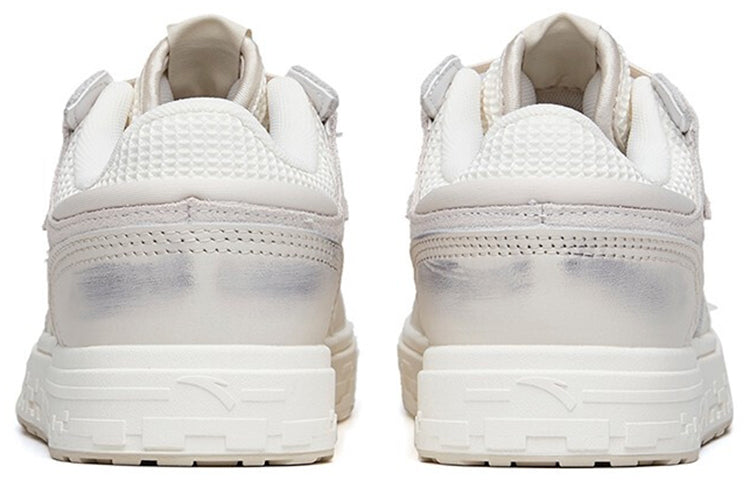 (WMNS) ANTA Street Naughty Low 'White Grey' 122218050-1