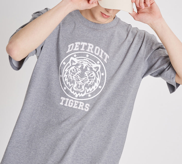 MLB Cartoon Series Detroit Tigers Printing Athleisure Casual Sports Round Neck Loose Short Sleeve Unisex Gray 31TSTL931-46M