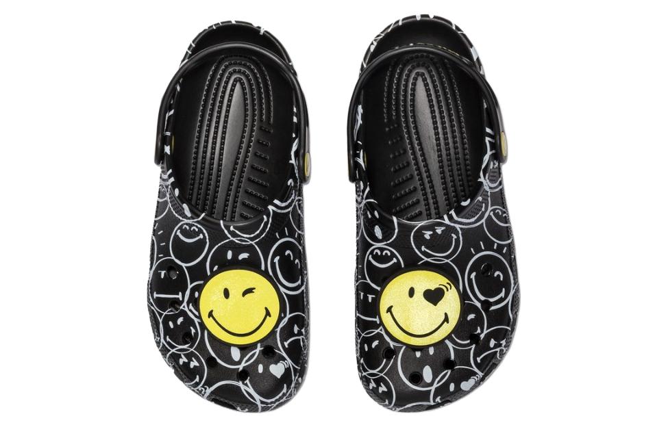 (WMNS) Crocs Smiley World Classic Clogs 'Black White Yellow' 873137
