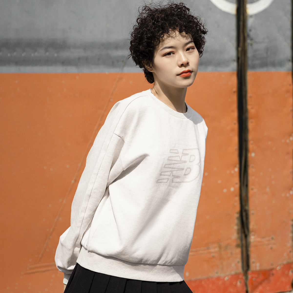 (WMNS) New Balance Logo Sweatshirt Asia Sizing 'White Grey' 5CC39752-OA