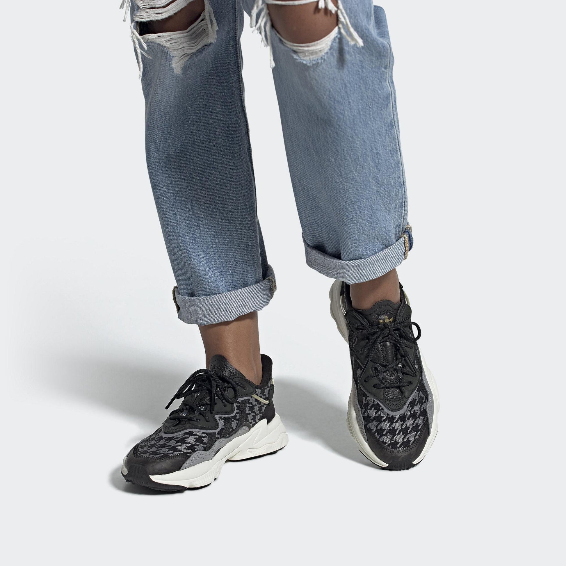 (WMNS) adidas Ozweego 'Herringbone Weave - Black' FV9757