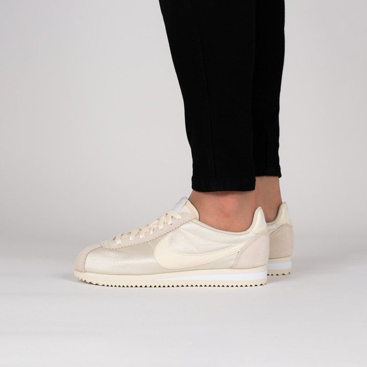 (WMNS) Nike Classic Cortez Nylon 'Fossil' 749864-201