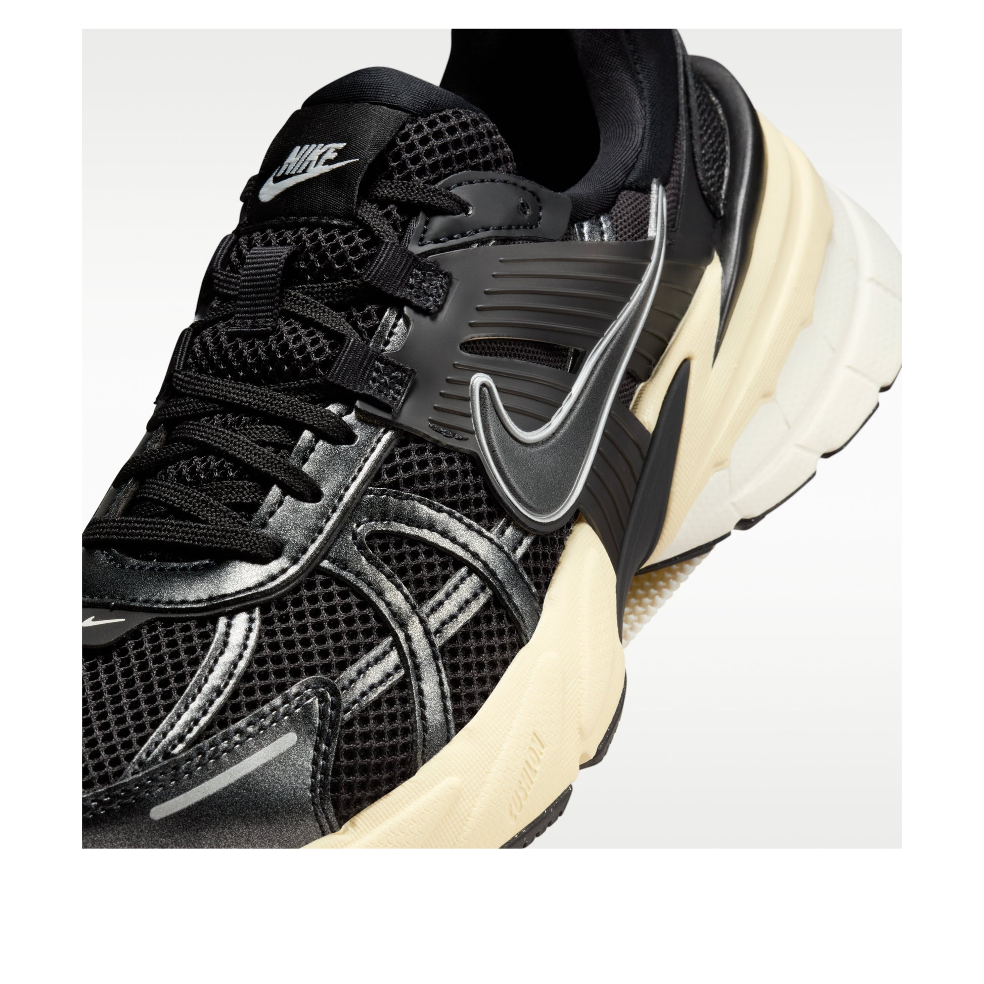 (WMNS) Nike V2K Run 'Black Metallic Silver' FD0736-012