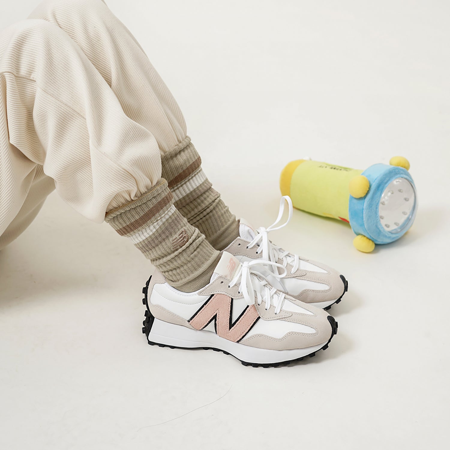 (WMNS) New Balance 327 'White Pink Haze' WS327LR