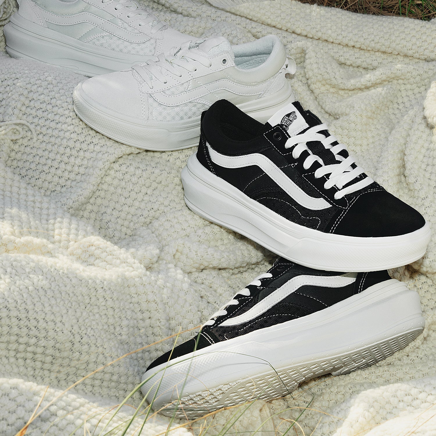81312Vans Old Skool Overt Plus CC 'Black White' VN0A4BVL1KP
