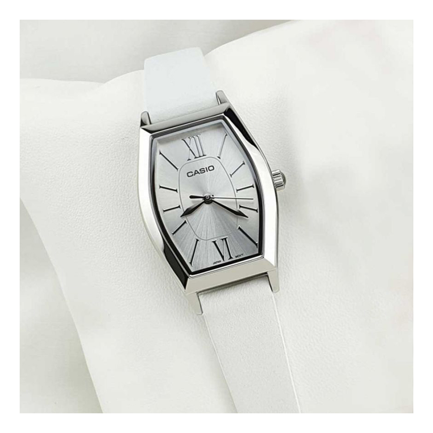 CASIO Female DRESS Japan / South Korea Fashion White Analog LTP-E167L-7A