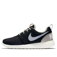 (WMNS) Nike Roshe One Retro 'Black White Red' 820200-001